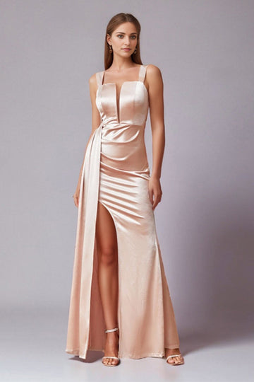Élégante gaine de satin fard à joues plissée longue robe d’invité de mariage avec fente latérale